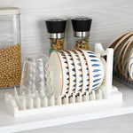 rack vaisselle moderne gris blanc motif géométrique assiettes bols
