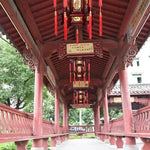 lanterne traditionnelle chinoise bois sculpté rouge décorative pompon fête mariage jardin
