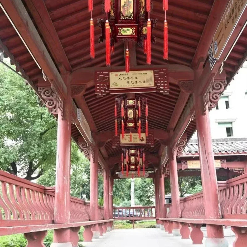 lanterne traditionnelle chinoise bois sculpté rouge décorative pompon fête mariage jardin