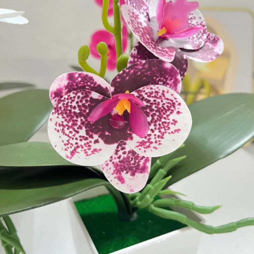 Décoration intérieure moderne orchidées artificielles violettes roses jaunes blanches pot carré blanc