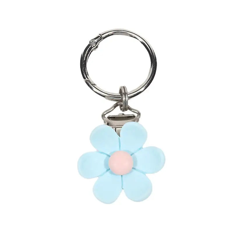 porte clés pince chapeau fleurs simples moderne minimaliste beige blanc jaune rose adhésif voyage