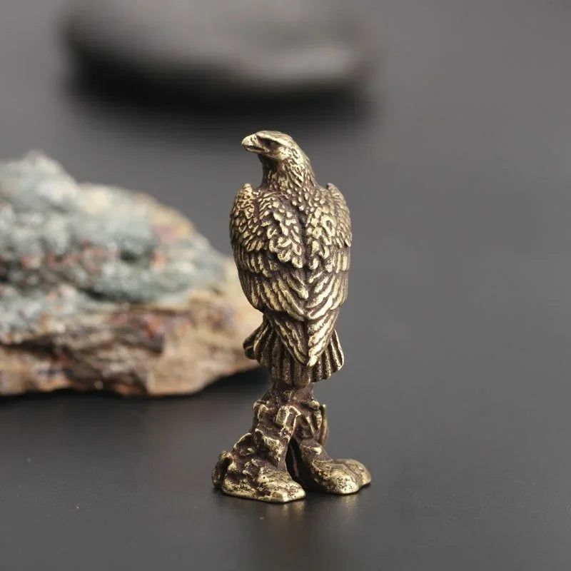 statuette oiseau aigle plumes résine ornement décoration intérieure asiatique fond noir socle bois thèmes