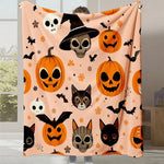 Couverture en polaire légère avec motifs effrayants d'Halloween, incluant des citrouilles à visage grimaçant, des chauves-souris et des chats noirs sur un fond orange pastel.