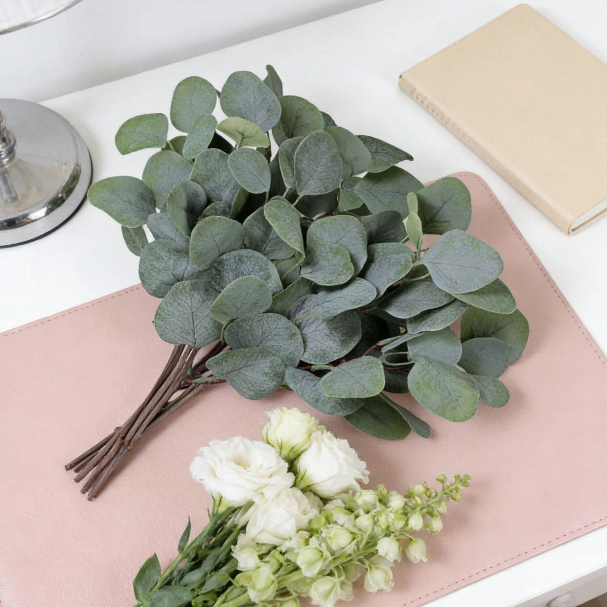 bouquet artificiel feuilles eucalyptus vert blanc moderne minimaliste extérieur mariage décoration table exposition festive