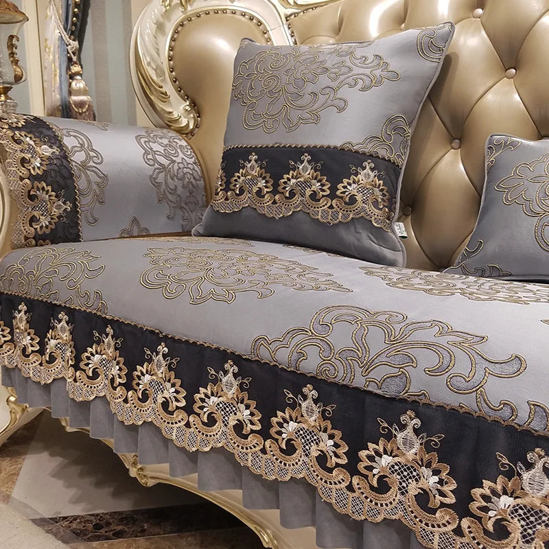 Ensemble de literie de luxe gris et noir avec motifs floraux dorés et garnitures en dentelle, créant une atmosphère élégante et opulente.