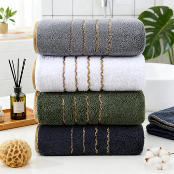 serviettes bain polyester douces motif rayé moderne gris blanc vert foncé bordure dorée ondulée