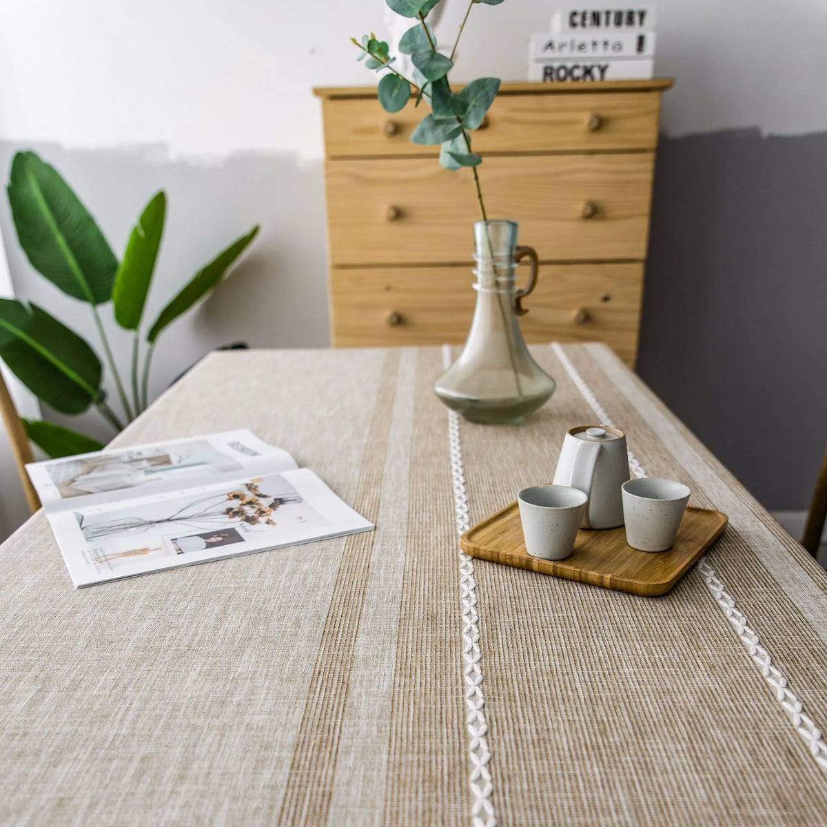 nappe lin beige rustique table manger mariage rectangle franges blancextérieurhôteltable thérusticetexturelinimitrepermeablenuageblancmarronclairgris