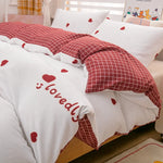 Housse de couette coeurs kawaii dans une chambre de fille