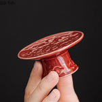 Plateau à thé en céramique à pied haut sur une table basse moderne