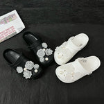 boucles sabots noirs fleurs blanches adhésif métal décoratives féminines accessoire chaussures tendance