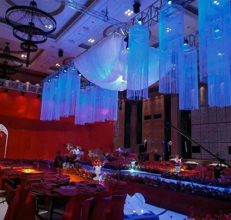 rideaux suspendus blanc rouge filigrane translucides moderne élégants suspension décoration fêtes mariages