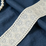ruban dentelle blanche fleurs coton polyester accessoire couture diy robe jupe décoration artisanale classique