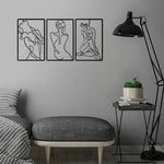 Sculpture murale femme noire sur mur blanc salon
