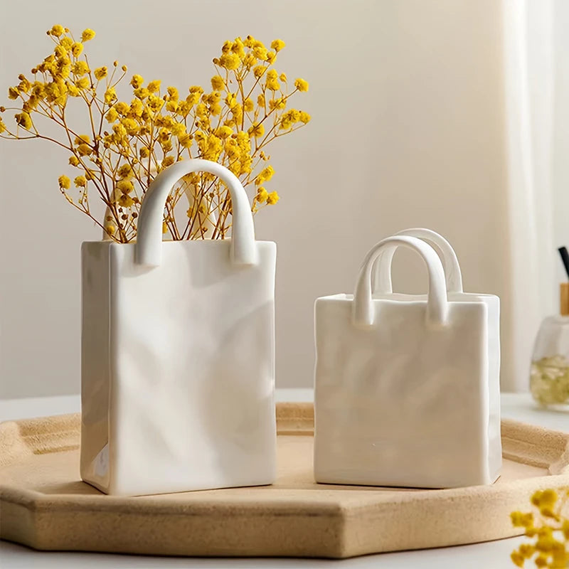 vase moderne céramique forme sac main blanc fleurs séchées tulipes crayons bougie décoration table