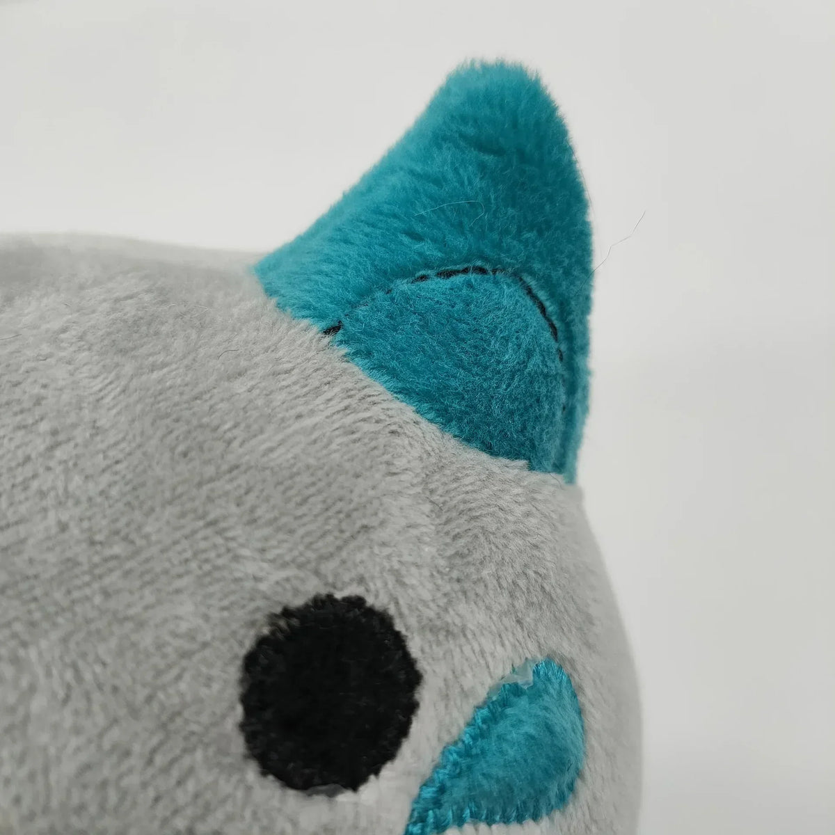 peluche douce motif brodé gris bleu rouge noir enfant anniversaire noel cartoon