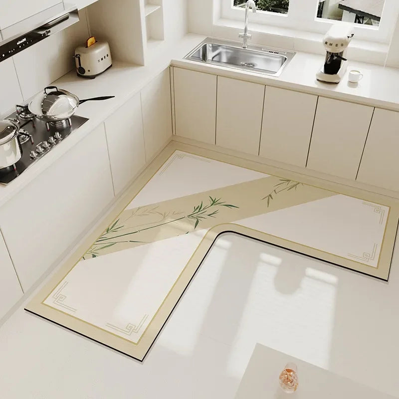 Cette cuisine moderne et épurée présente des éléments de décoration subtils avec ses cadres muraux fleuris et ses accessoires de cuisine élégants.