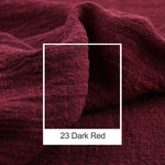 Texture riche et chaleureuse d'un tissu de couleur rouge sombre.