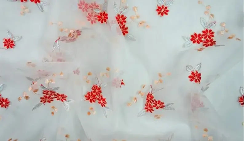 tissu dentelle brodée fleurs papillons blanc rouge rose vert clair translucide broderie fine mariage