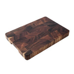 planches découpe bois noyer marron foncé moderne couteau carotte ail romarin poivre chou