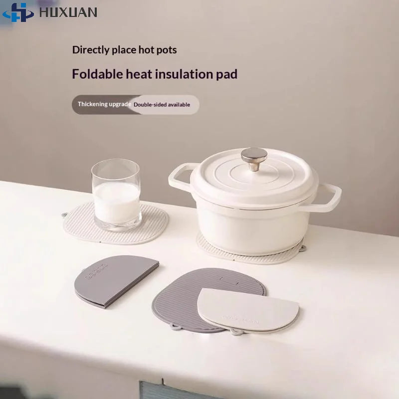 Dessous de plat en silicone protégeant une table des brûlures