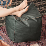 Détail de l'artisanat fait main du pouf marocain en simili cuir PU