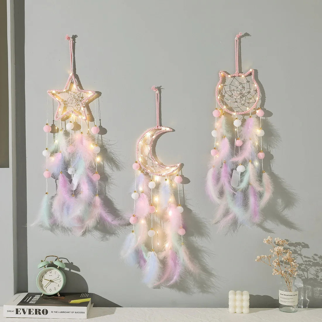 attrape rêves boho plumes pompons lune étoile motif chat violet rose pastel