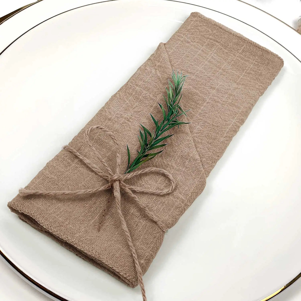 serviette lin bleu clair classique anneau métallique ruban coton fleur herbe séchée table mariage