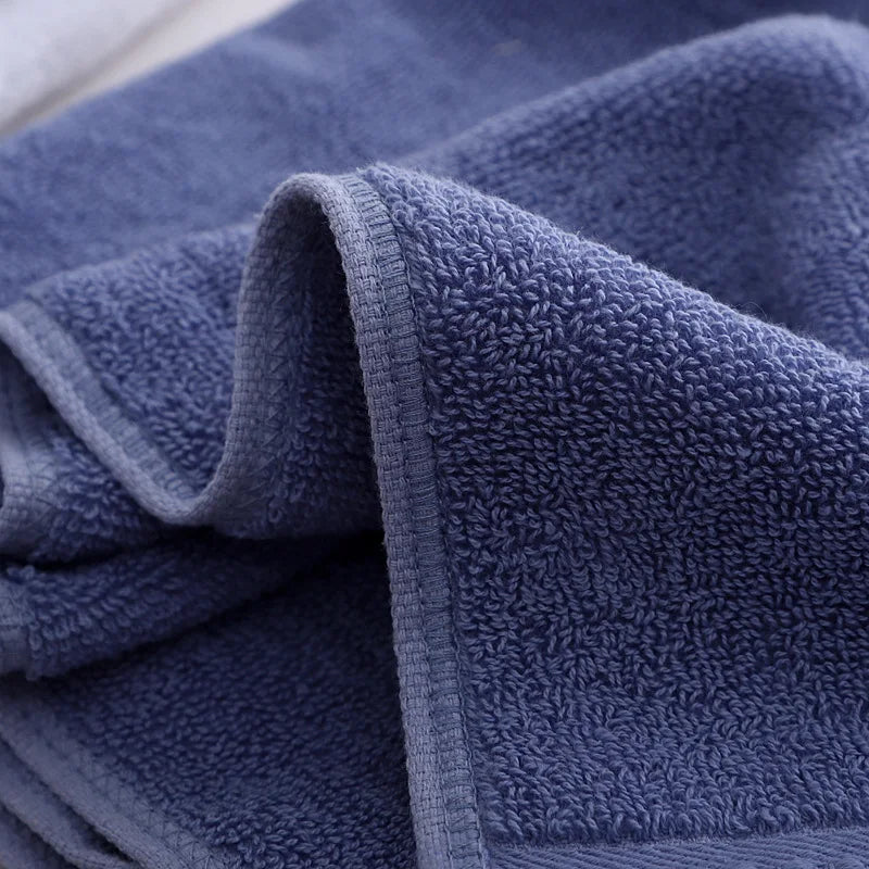 Détail de la serviette de bain montrant le tissu éponge de haute qualité