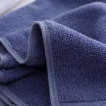 Détail de la serviette de bain montrant le tissu éponge de haute qualité