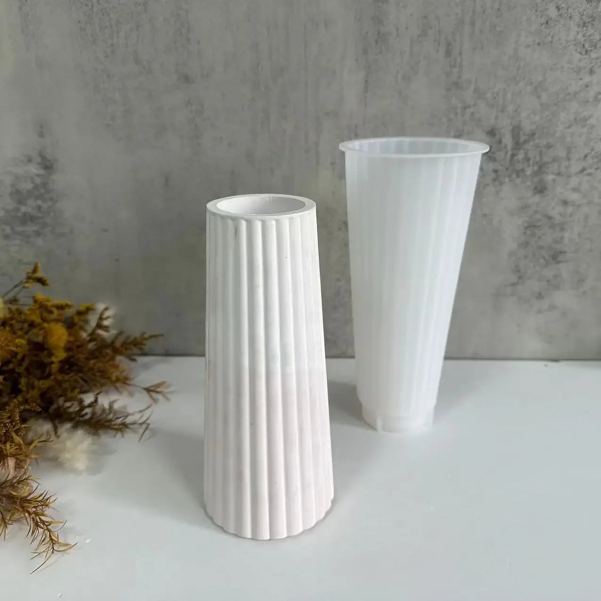 vases blancs texturés rayures verticales bouquets fleurs séchées intérieur moderne décor