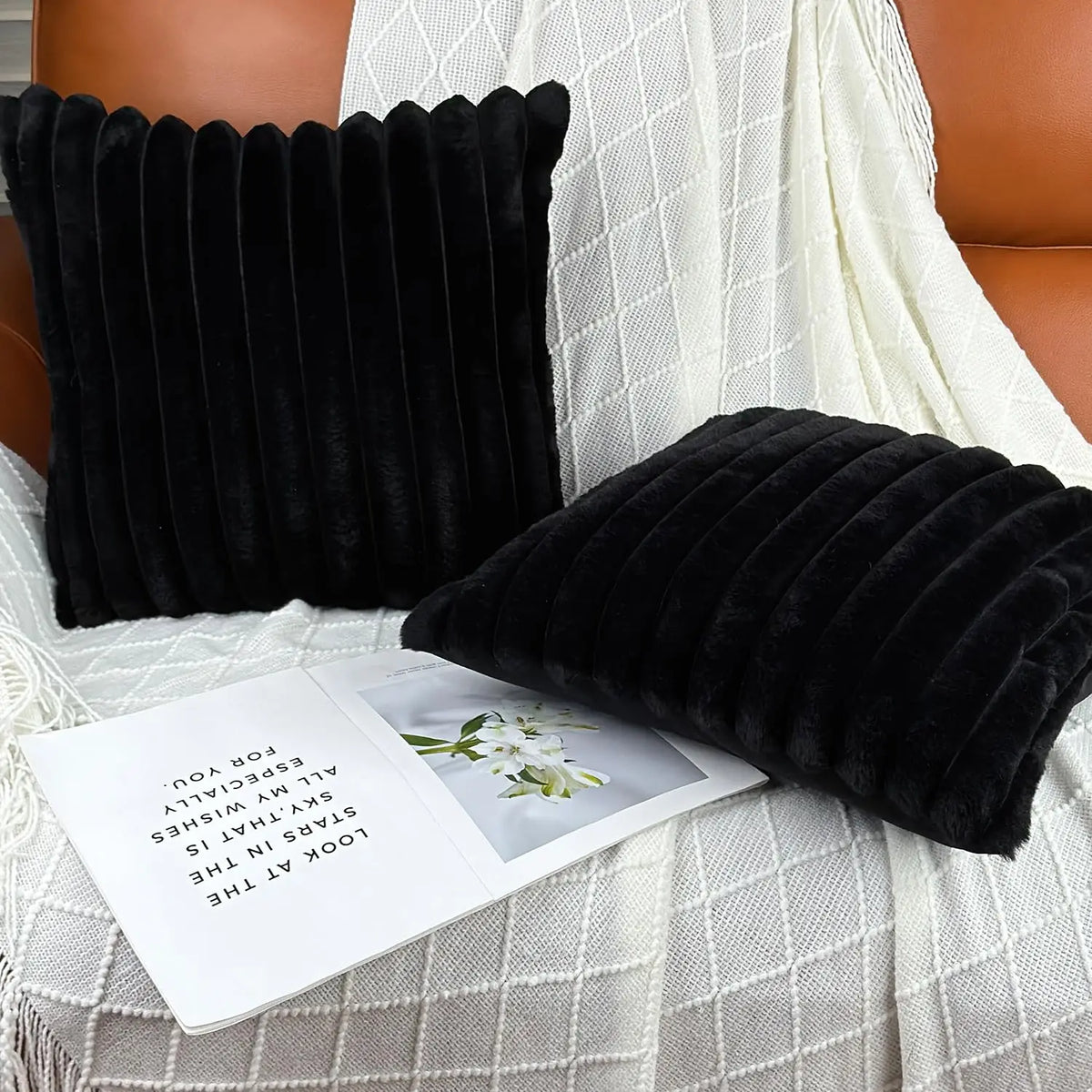housses coussins décoratifs texturés moderne couleur noir orange beige jaune gris doux pelucheux salon