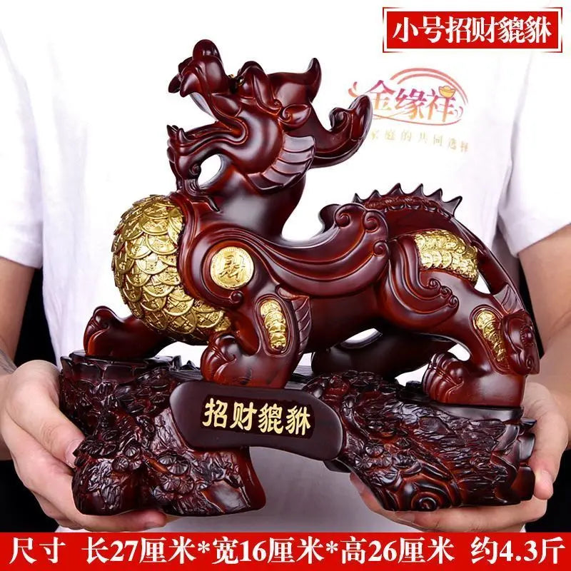 Détail de la sculpture du Pixiu Dragon en résine sur fond neutre