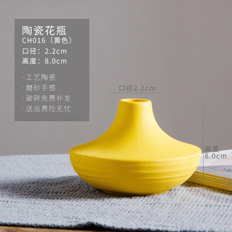 Vase décoratif en céramique de couleur jaune moutarde, avec des dimensions de 2,2 cm de diamètre et 8,0 cm de hauteur. Son design unique et sa finition texturée en font un élément de décoration intérieure de qualité.
