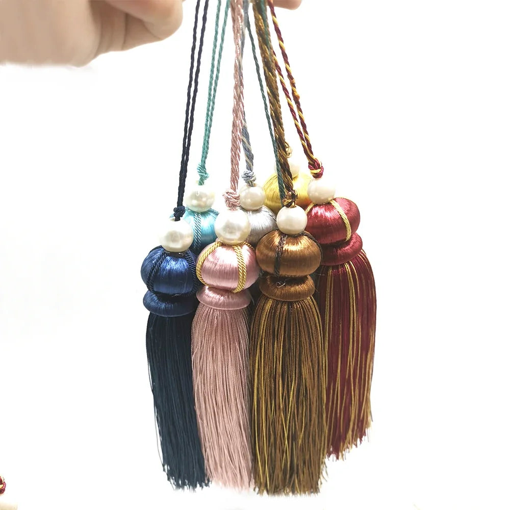 pompons tissés main couleurs variées élégants décor intérieur textiles maison accessoires artisanat