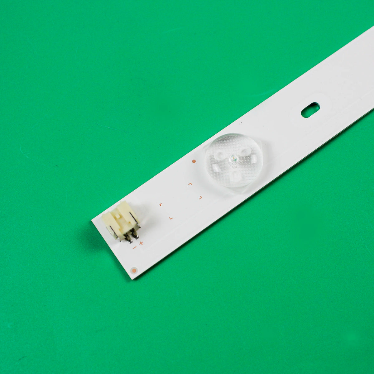 bande lumineuse led blanc ronde translucent moderne clips fixations télévision accessoire éclairage