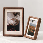 cadre photo rectangle bois texturé marron foncé minimaliste chaleureux rustique décoration maison