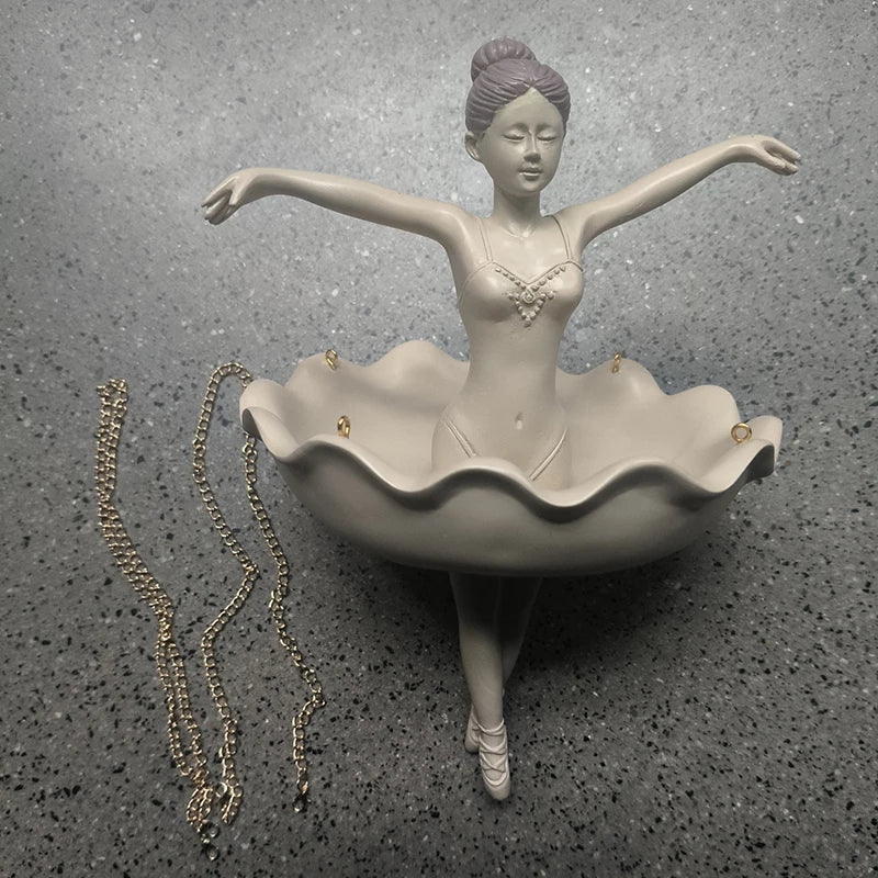 cache pot suspendu ballerine beige sculpture classique chaînes dorées décoration intérieure fleur