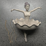 cache pot suspendu ballerine beige sculpture classique chaînes dorées décoration intérieure fleur