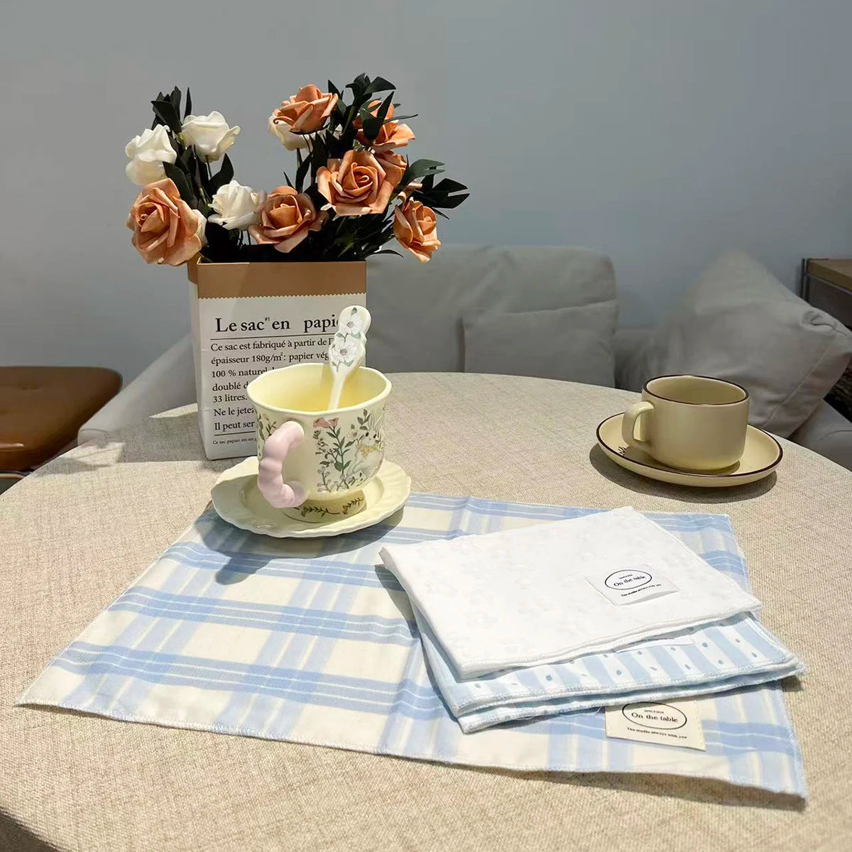 serviettes table tissu blanc bleu rayures modernes classiques décoration table maison