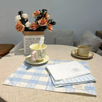 serviettes table tissu blanc bleu rayures modernes classiques décoration table maison