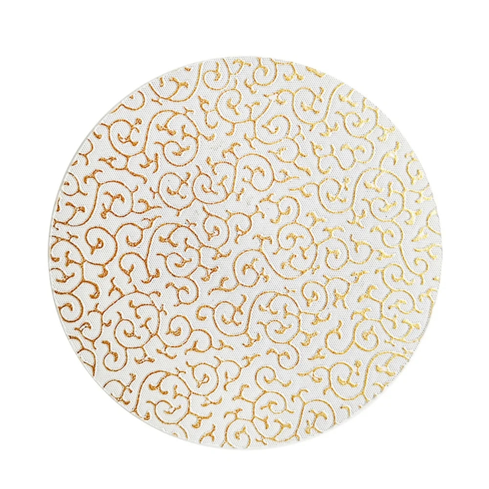 Motif décoratif circulaire avec des arabesques dorées sur fond blanc.