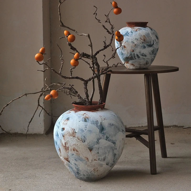 vase artisanal bleu blanc marron marbré rustique arrangement floral branches fruits decoration intérieure
