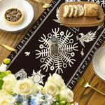 L'image présente un plateau élégant avec des plats de nourriture et des fleurs, sur un fond décoré de motifs ethniques et tribaux en noir et blanc.