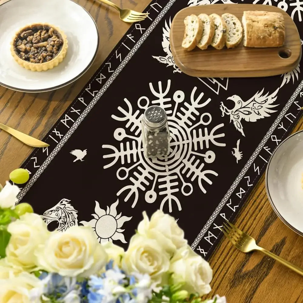 L'image présente un plateau élégant avec des plats de nourriture et des fleurs, sur un fond décoré de motifs ethniques et tribaux en noir et blanc.