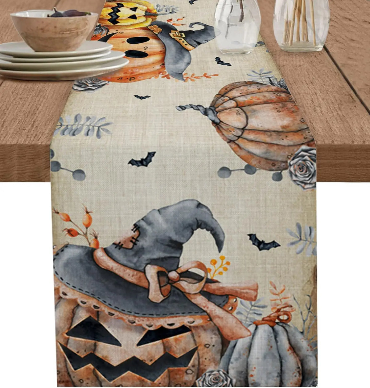 Élégant chemin de table décoré de motifs d'Halloween, incluant un chapeau de sorcière, des citrouilles et des chauves-souris, sur un fond de couleurs automnales.