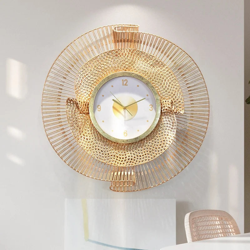 horloge murale moderne or motif géométrique contemporain fixation aluminium cuivre