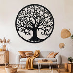 Arbre de vie mural accroché dans un salon moderne avec canapé gris