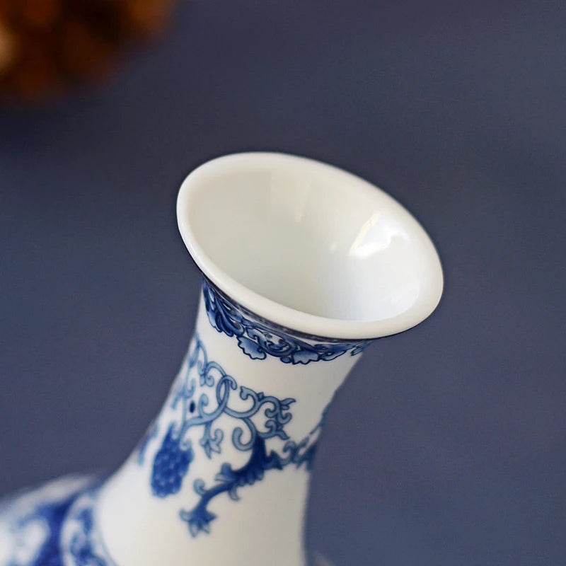 vases decoratifs ceramique bleu blanc decoration maison chinois traditionnel motifs floraux salon