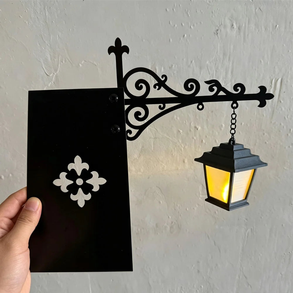 décoration murale vintage lanterne ancienne ornements floraux métallique séparateur livres lumière jaune rétro