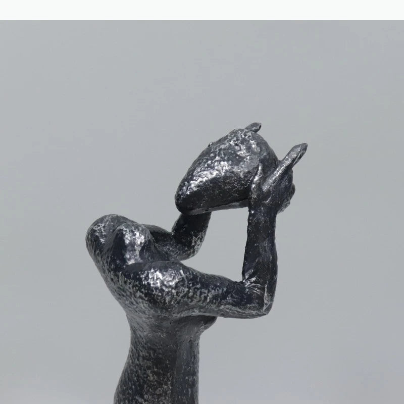 statue art contemporain gris métallisé texture rugueuse base circulaire ornement décoration moderne